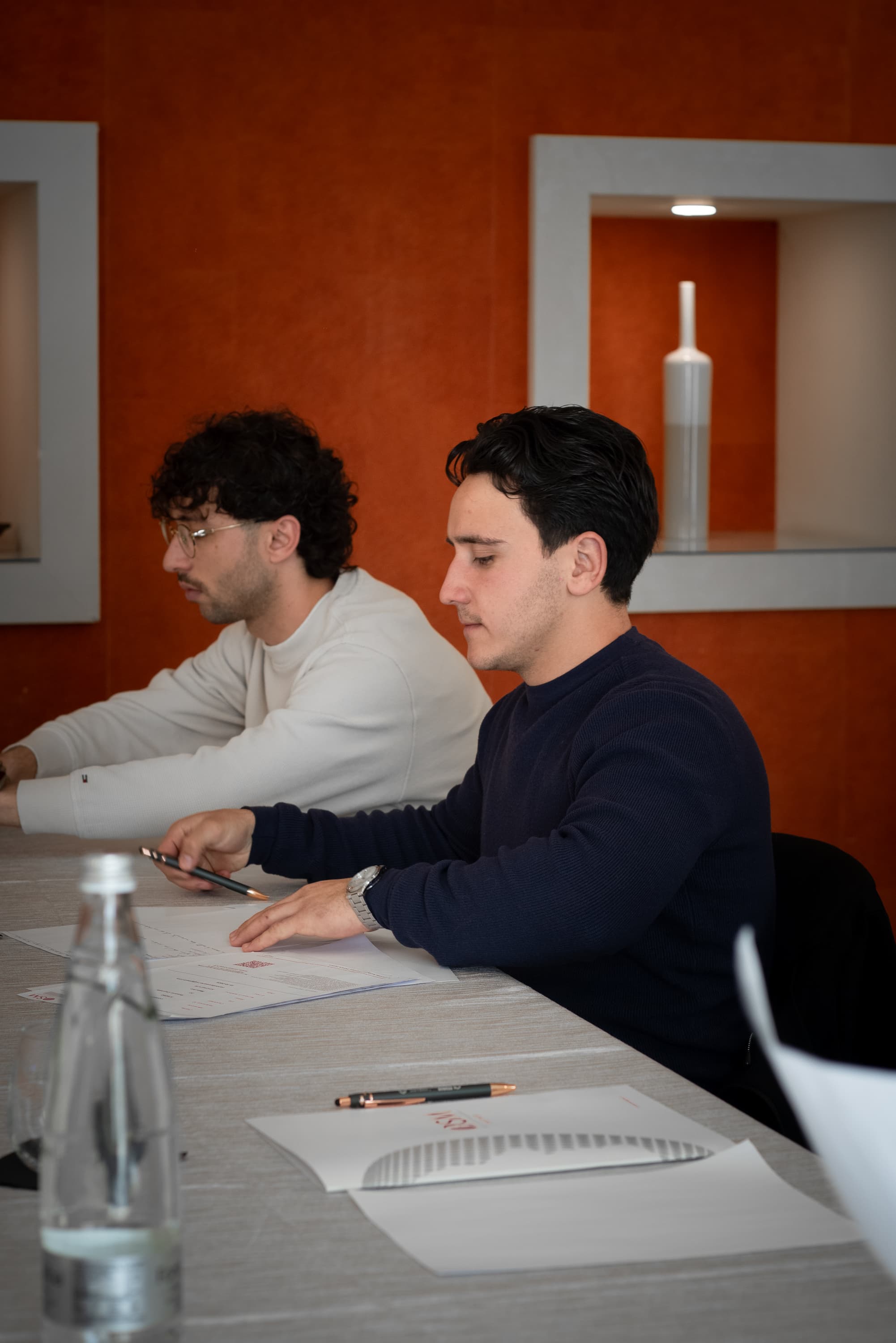 Imprenditori al lavoro su un caso aziendale in aula